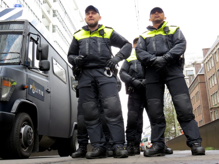 Politie, die pet past ons allemaal