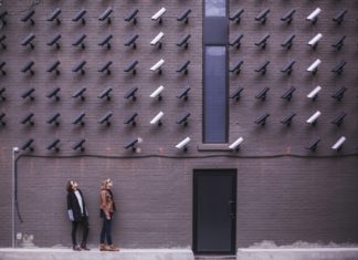 Vrouwen kijken naar een muur vol beveiligingscamera's